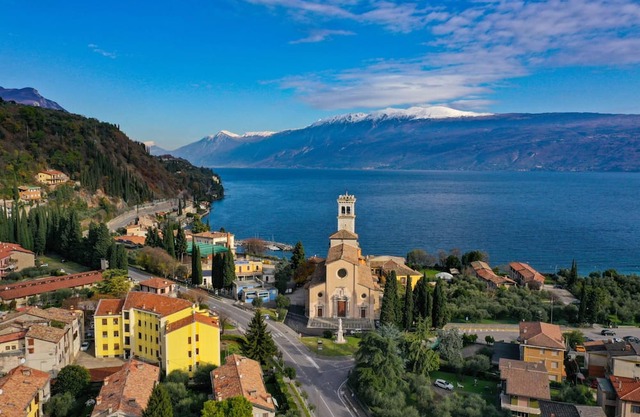 Casa Bougainville with pool and lake view