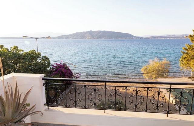 Salamina Blue Horizon House, next to the beach