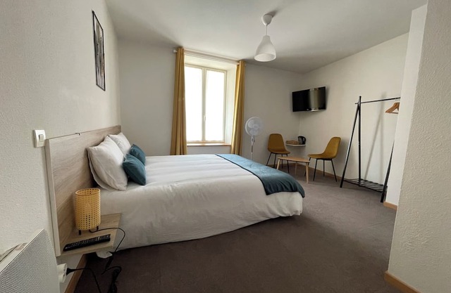 Furnished room rental in Villedieu/Indre, breakfast not included.