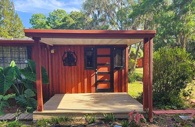 Charming and cozy Rustic farmhouse . Centrally located !