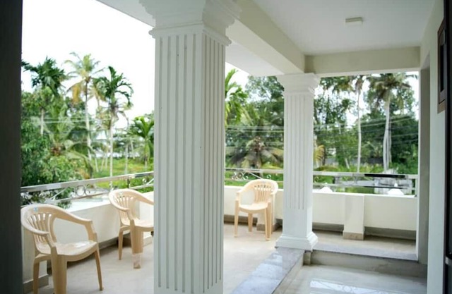Lakeshore Premier Serviced Villa - Professionally staffed - Food & Accommodation