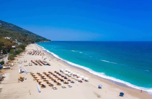 Daria's Home - Beachfront Garden Retreat