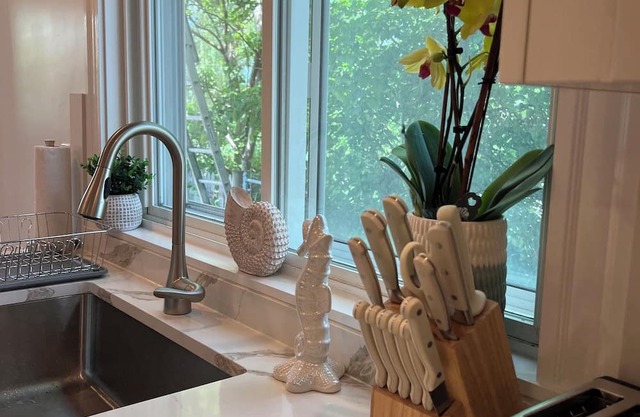 Seaside Escape: Waterfront Apartment Near Airport