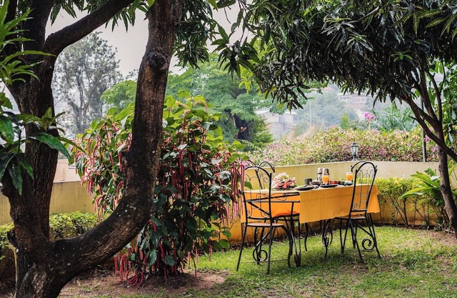 Cozy serviced one bedroom apartment in a tropical garden, free laundry