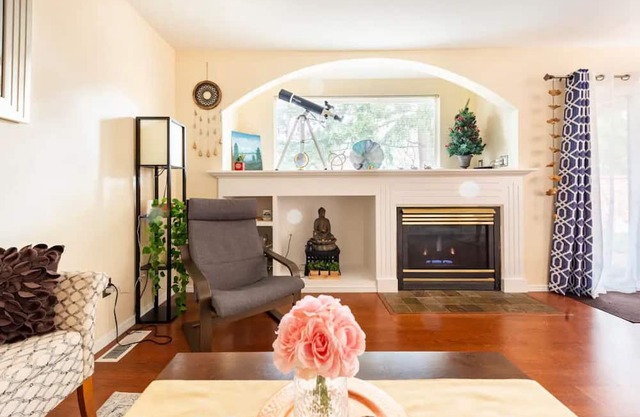 Cozy king bed with private bath & free parking Bothell