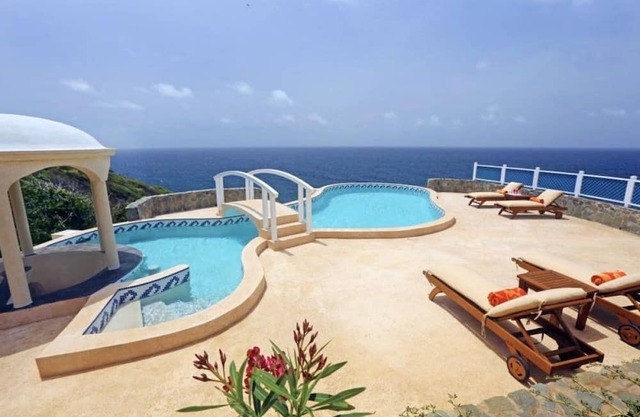 Luxurious 4 Br Oceanfront Villa