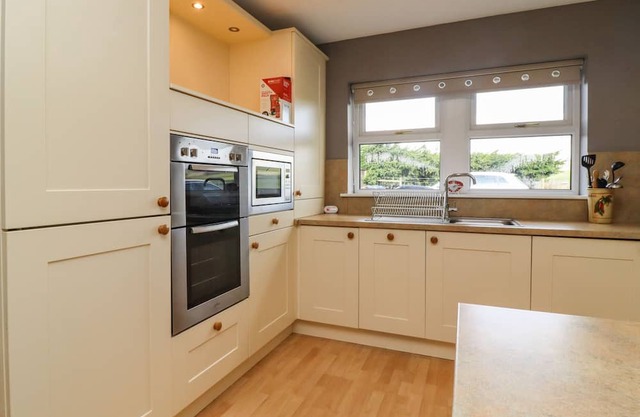 5 EMMOTT COURT, family friendly, with a garden in Laneshawbridge