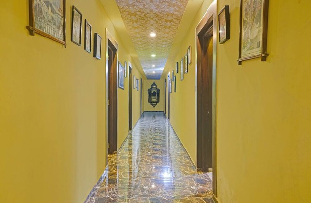 Super OYO Corinthia Boutique Rooms