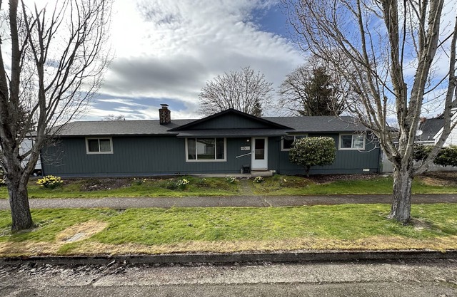Cute, clean room,shared space and a huge yard,1mi to hospital and m.college