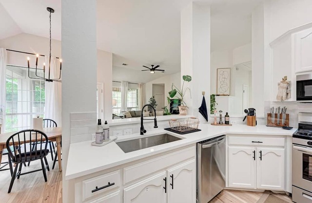 Bright & Modern + Patio @ Cedar Park Austin