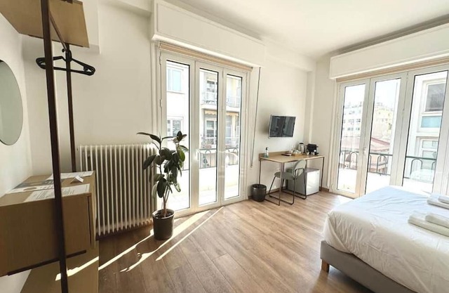 Deluxe Queen or 2 Single Beds - R3 with balcony