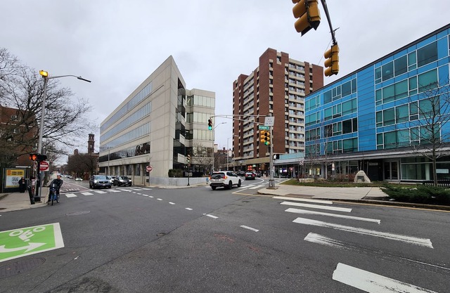 Harvard Square Garden apartment w/ parking and laundry sleeps 4.