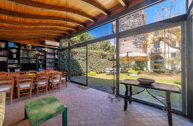 Luxury, Catania centre, by the sea, Etna view, mini pool, lush parkland