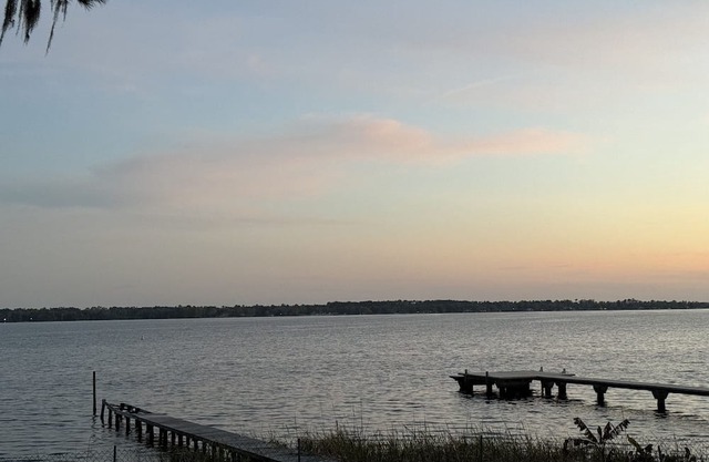 Explorer Queen Room on Doctors Lake