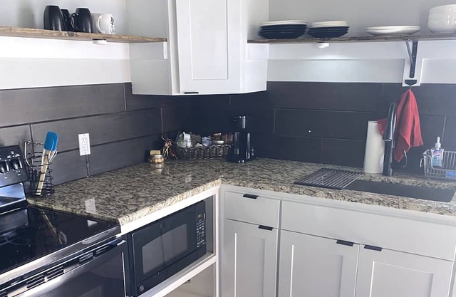 Lake Side Cabin. Pet friendly.