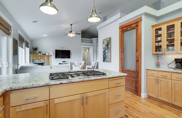 Silverton Home w/View, 2 Mi to Oregon Garden!