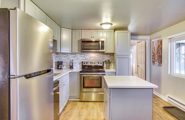 Modern Lower-Level Apt ~ 4 Mi to UW Bothell!