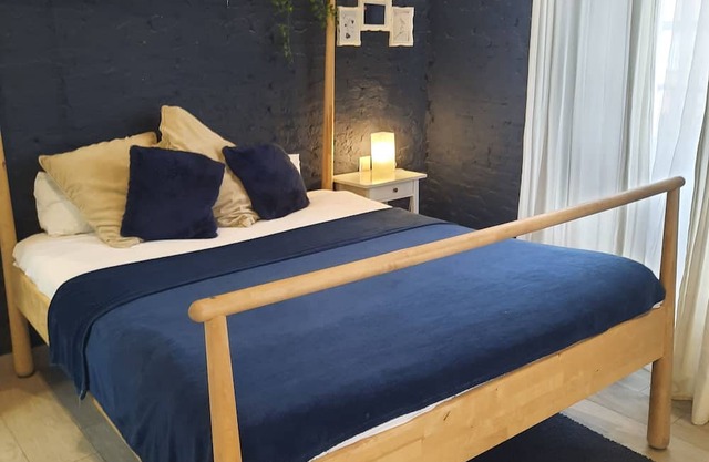 Cozy Apartment With Balcony - Wifi Free