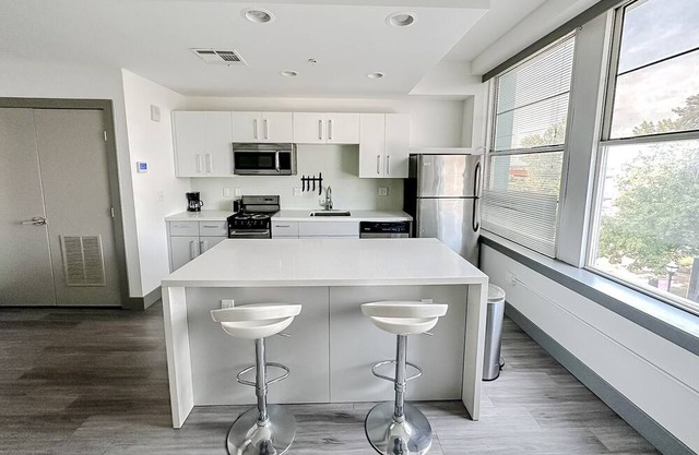 Sleepover: Eclectic 1BD/1BA- Downtown Springfield
