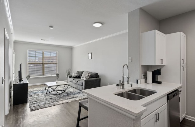 Adorable 1BR Englewood Apartment w/Pool & Hot Tub