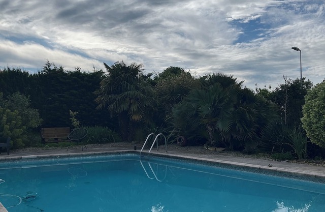 Chambre Indépendante et Privative Avec Terrasse et Piscine à 20 min des Plages