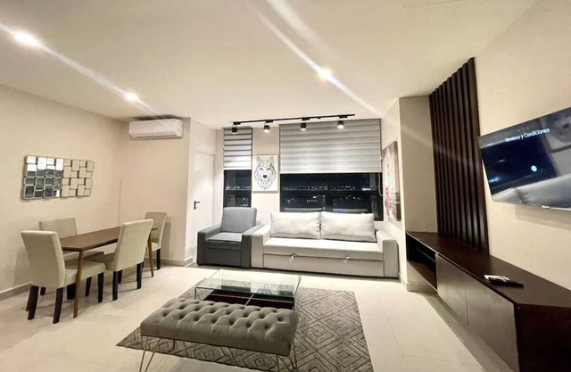 Sophisticated APT/Parking/Co-Work/Gym/BBQ/WiFi/MTY
