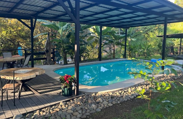 Modern Jungle Cabana#2 - 2 Bedroom Queen bed & private bathroom, close to beach