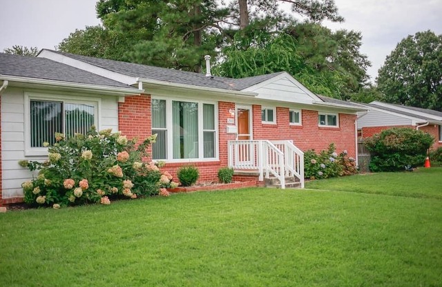 60’s Beach Retreat |Mins to Beach |BBQ &Firepit