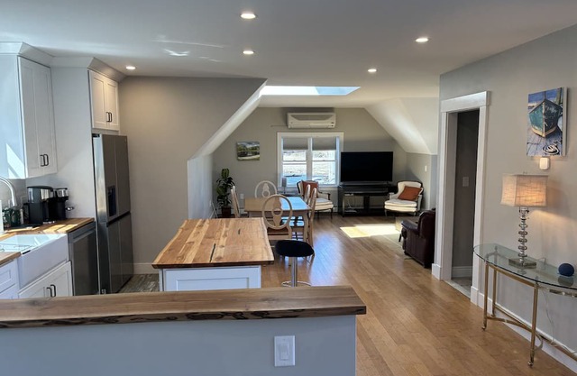 New just minutes to Nantasket Beach and next door to a Cohasset top restaurant