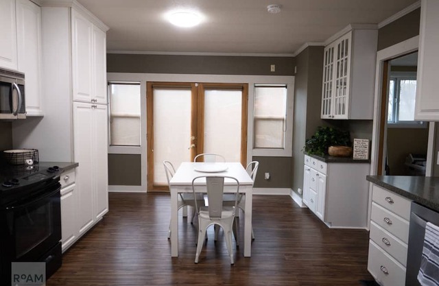 Cottage Home in Heart of Kirkland w/Yard for Pets
