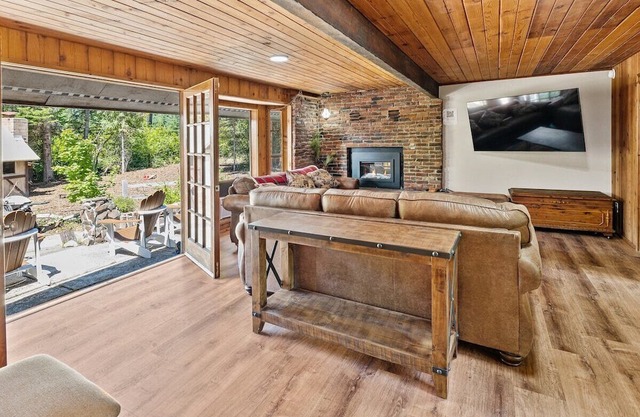 Hot Tub and Private Cabin in Mountains of Cle Elum