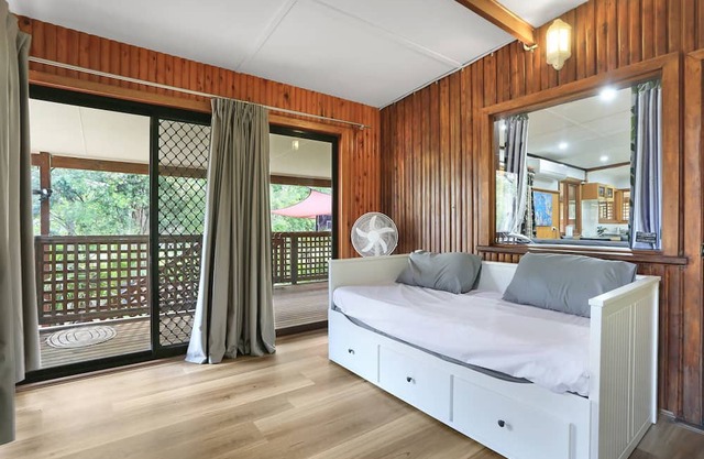 Farm stay for14 people with Swimming pool, Sauna, pool table.