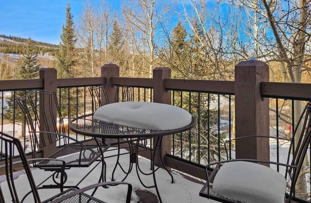 2BD Condo by Shuttle Ski Lifts and Golfing