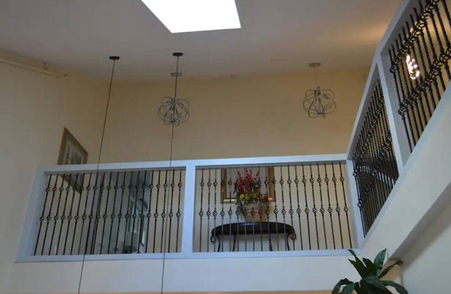 5 minute walk to Downtown Newport ! 2 Floor 2 Bedroom Apartment in Newport