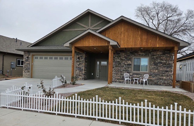 New, high-end home with mountain views. 5-10 mins from all amenities.