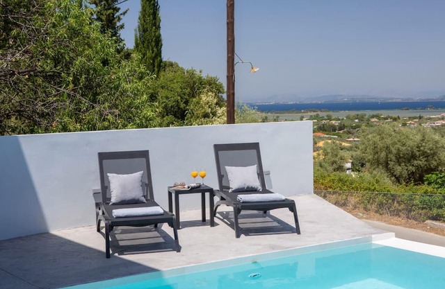 Aloft Luxury - Villa Lefkia with heated pool