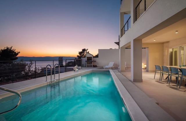 Modern Villa Maris - with heated pool & sea view