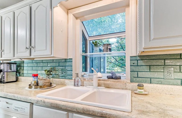 Family-Friendly Retreat: Cozy & Spacious Haven
