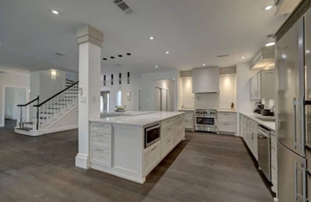 Reduced! Lakeside Lake Houston. By IHA Airport. Colonial Modern