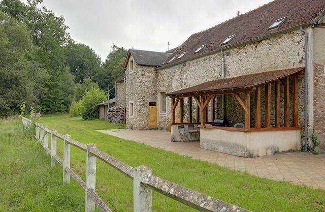 Charming Holiday Home in Raizeux near Forest