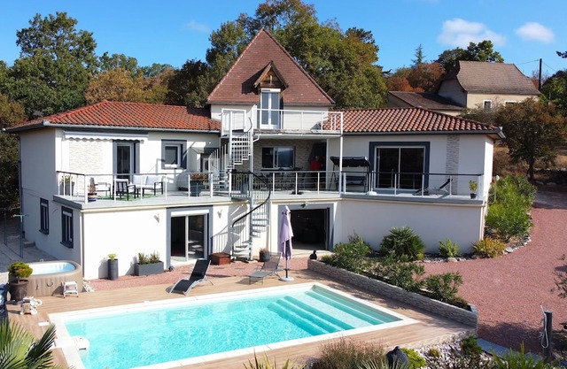 La Tourelle du Lot, a modern luxury villa located in Cajarc near the Lot