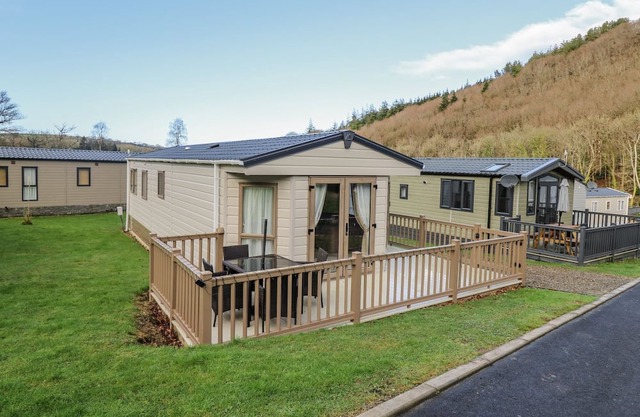 WOODLAND BREEZE, pet friendly, country holiday cottage in Llanarth