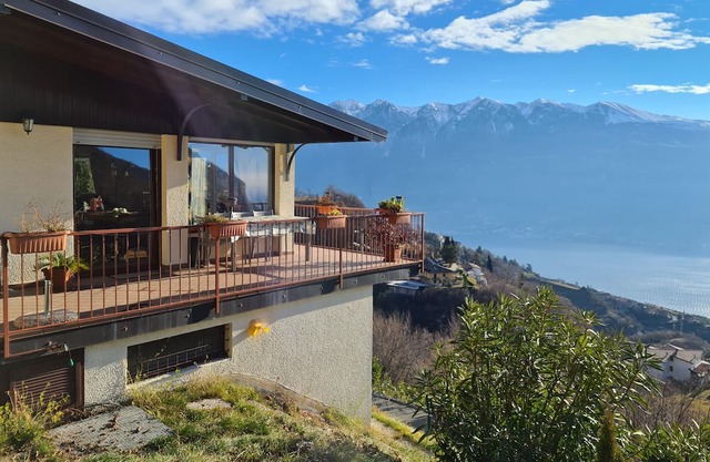 Holiday Home 'Casa Bellavista' with Lake View, Shared Pool and Wi-Fi