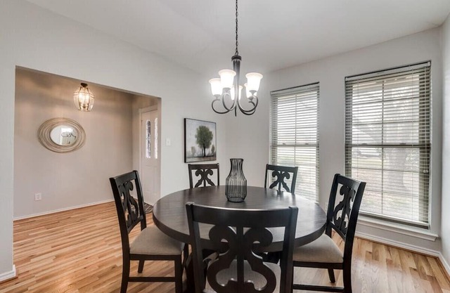 Bright & Spacious 4BR - Foosball Table!
