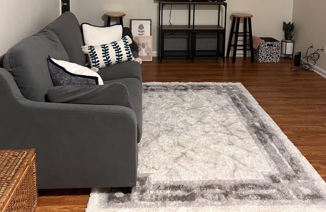 COZY CONDO W/LAKEVIEW! CLOSE TO COLISEUM, BEACHES, AND PENINSULA TOWN CENTER