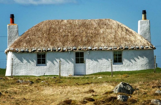 Traditional Thatched Cottage in the heart of South Uist. Pet friendly!