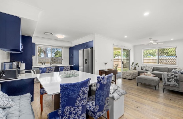 Large new family home: beach 200m, theme parks 15 min, games, garden, BBQ, park