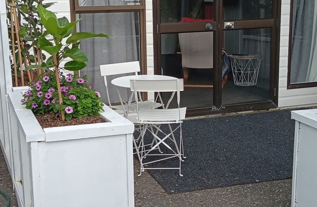 Snells Beach Studio in quiet cul de sac 2 minutes walk to beach