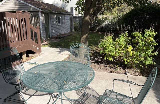 Central, Westside 4BD/2BT home with Huge extra lot. Pet Friendly. Long-term only