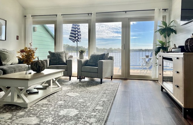 Cozy 2 story lake retreat w/ lake views 2/2. Relax, unwind or cast your line.